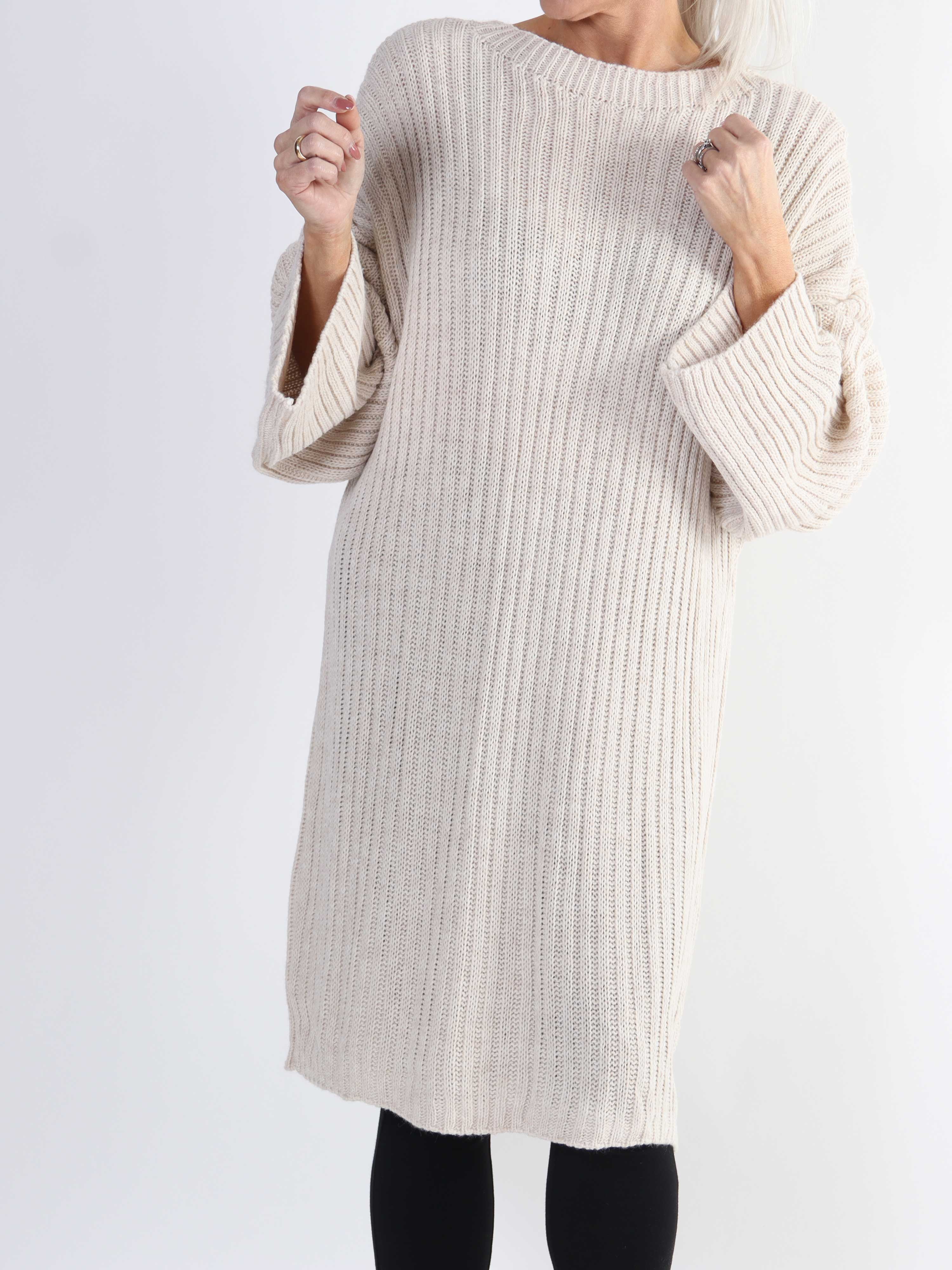 Dica - Stickad plus size klänning med rosett i ryggen